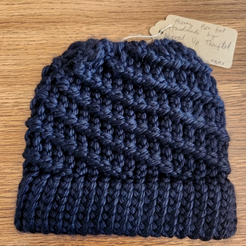 Hand Made Women's Spiral Knit Messy Bun Pony Tail Beanie in Black - Picture 1 of 6